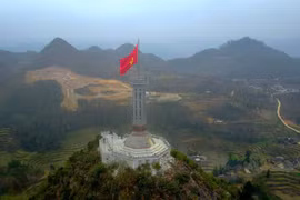 Cột Cờ Lũng Cú nằm ở độ cao gần 1.500m so với mực nước biển, cách điểm cực Bắc Việt Nam khoảng 3,3km đường chim bay, cách thị trấn Đồng Văn 24km. (Ảnh: Thành Đạt/TTXVN)