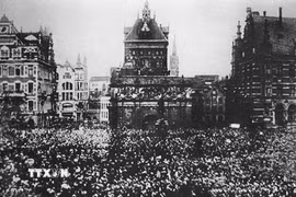 Cuộc nổi dậy vũ trang của công nhân, binh lính và thủy thủ tại thành phố Petrograd (7/11/1917). (Nguồn: Tư liệu TTXVN phát)