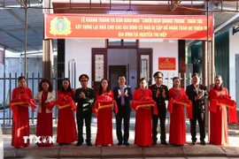 Nghi thức cắt băng khánh thành nhà ở trong Chiến dịch Quang Trung tại xã Khe Tre, thành phố Huế. (Ảnh: Mai Trang/TTXVN)