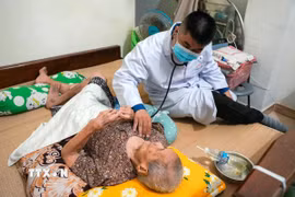 Bác sỹ Bệnh viện Thống Nhất Thành phố Hồ Chí Minh đến tận nhà khám sức khỏe cho người có công trên địa bàn phường Vũng Tàu. (Ảnh: Đinh Hằng/TTXVN)