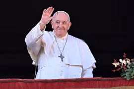 Giáo hoàng Francis vẫy chào các giáo dân khi ông phát biểu trong lễ Giáng sinh trên quảng trường Thánh Peter ở Vatican, ngày 25/12/2022. (Ảnh: ABC News/TTXVN)