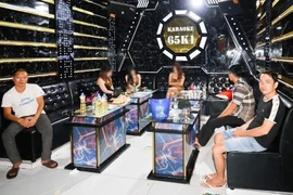 Các đối tượng bị lực lượng chức năng phát hiện khi đang tổ chức sử dụng trái phép chất ma túy trong quán karaoke 65K1. (Ảnh: TTXVN phát)