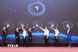 Các đại biểu hưởng ứng và cam kết đồng hành cùng Việt Nam trong mục tiêu chấm dứt đại dịch HIV/AIDS vào năm 2030. (Ảnh: Trung Tuyến/TTXVN)