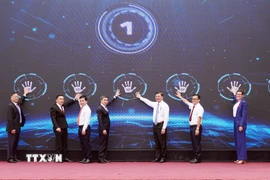 Các đại biểu hưởng ứng và cam kết đồng hành cùng Việt Nam trong mục tiêu chấm dứt đại dịch HIV/AIDS vào năm 2030. (Ảnh: Trung Tuyến/TTXVN)