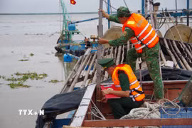 Bộ đội Biên phòng tỉnh Đồng Tháp kiểm tra hoạt động của hệ thống giám sát hành trình tàu cá. (Ảnh: Công Trí/TTXVN)