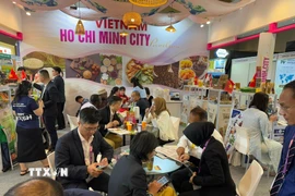 Các gian hàng Việt Nam thu hút sự quan tâm của nhiều nhà mua hàng và phân phối sản phẩm. (Ảnh: Đỗ Quyên/TTXVN)