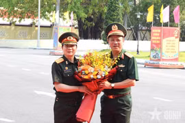 Thượng tướng Nguyễn Trường Thắng, Ủy viên Trung ương Đảng, Thứ trưởng Bộ Quốc phòng tặng hoa Thượng tướng Saichay Kommasith, Ủy viên Trung ương Đảng Nhân dân Cách mạng Lào, Thứ trưởng Bộ Quốc phòng, Tổng Tham mưu trưởng Quân đội Nhân dân Lào. (Nguồn: Báo Quân đội Nhân dân)