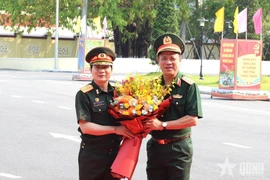 Thượng tướng Nguyễn Trường Thắng, Ủy viên Trung ương Đảng, Thứ trưởng Bộ Quốc phòng tặng hoa Thượng tướng Saichay Kommasith, Ủy viên Trung ương Đảng Nhân dân Cách mạng Lào, Thứ trưởng Bộ Quốc phòng, Tổng Tham mưu trưởng Quân đội Nhân dân Lào. (Nguồn: Báo Quân đội Nhân dân)