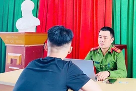 Công an xã Toàn Lưu làm việc với Nguyễn Bá Khánh Duy. (Nguồn: Báo Hà Tĩnh)