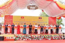 Đại biểu hai nước cắt băng khánh thành Dự án tu bổ, tôn tạo Khu di tích lịch sử Chủ tịch Hồ Chí Minh tại tỉnh Savannakhet. (Ảnh: Xuân Tú/TTXVN)
