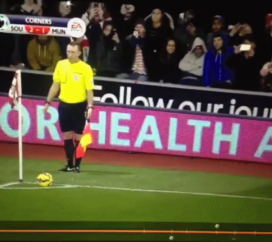 Cận cảnh pha đá phạt góc thảm hại của thủ quân Wayne Rooney ảnh 2