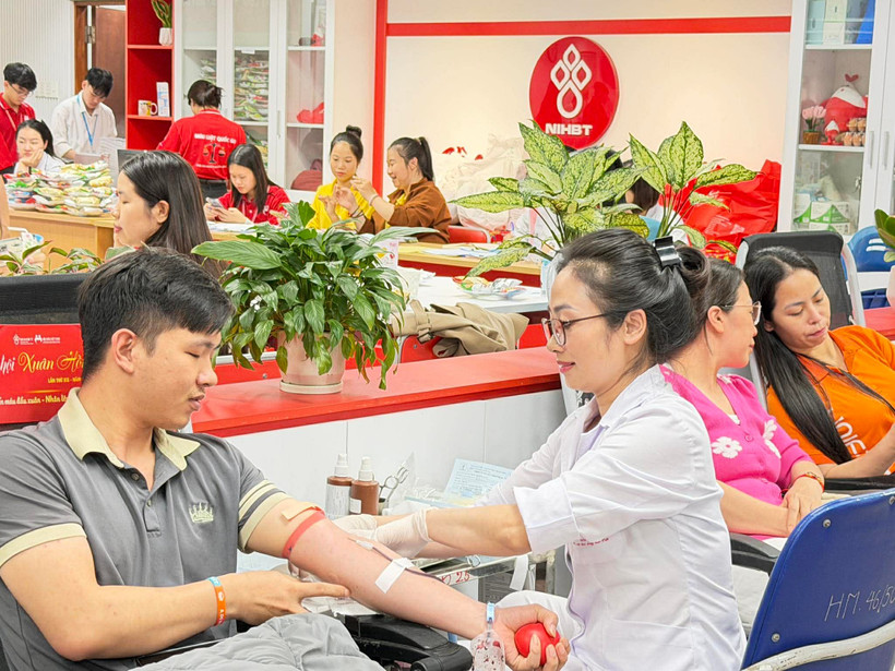 Các bạn trẻ hiến máu tại Lễ hội Xuân hồng 2026. (Ảnh: PV/Vietnam+)