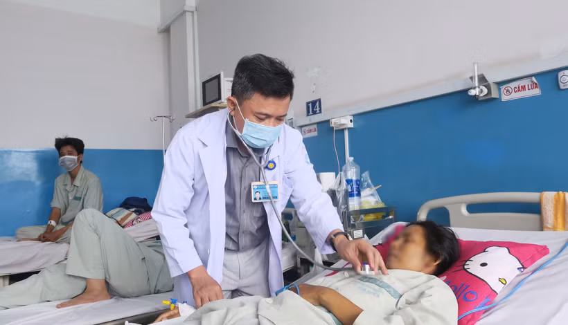 Bác sĩ Bệnh viện Bệnh Nhiệt đới Thành phố Hồ Chí Minh thăm khám cho bệnh nhân mắc sởi. (Ảnh: Đinh Hằng/TTXVN)