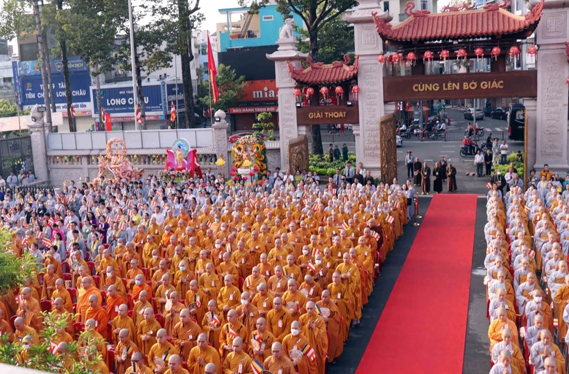 Hàng nghìn tăng ni, Phật tử tham dự Đại lễ Phật đản Phật lịch 2568. (Ảnh: Xuân Khu/TTXVN)