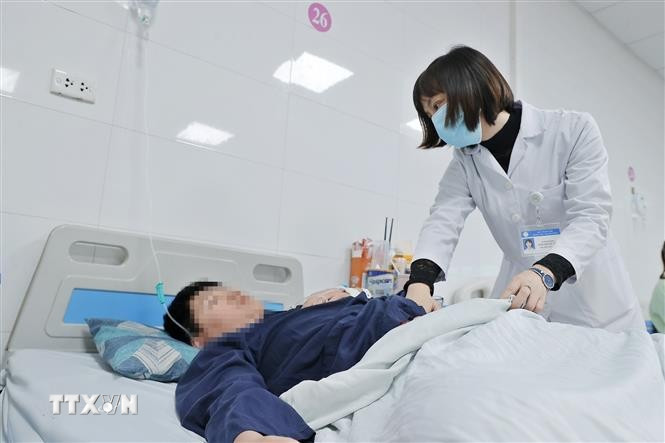 Điều trị cho bệnh nhi mắc sốt xuất huyết tại Bệnh viện Thanh Nhàn. (Ảnh: Minh Quyết/TTXVN)