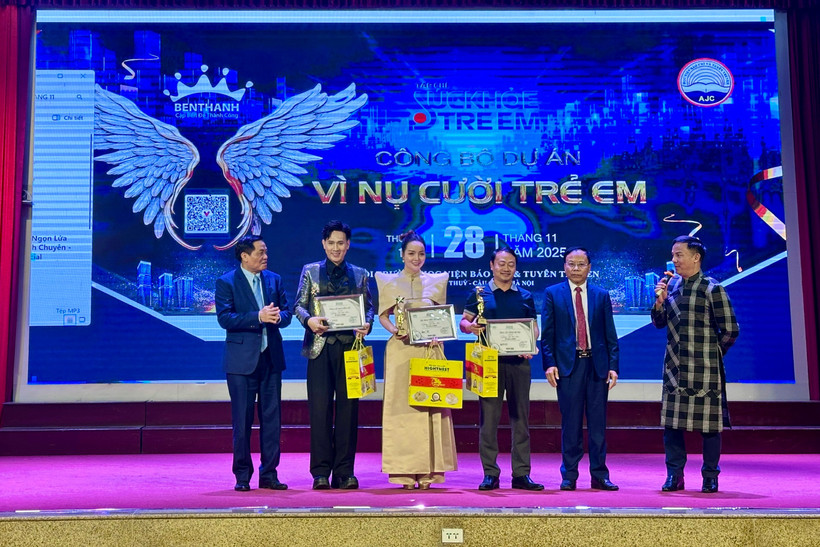 Ban Tổ chức trao tặng biểu trưng cho các đại sứ của chương trình. (Ảnh: PV/Vietnam+)