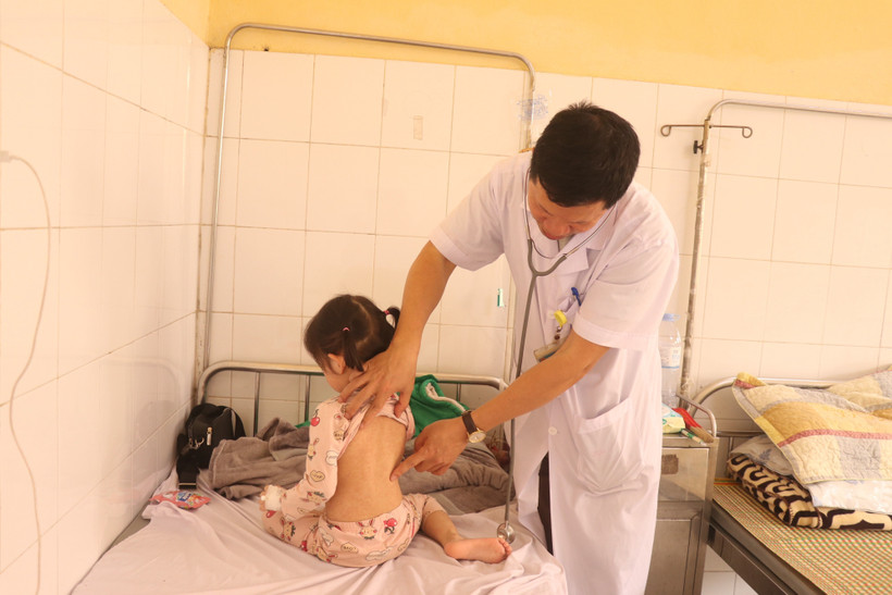 Bác sỹ Bệnh viện Đa khoa tỉnh Hưng Yên thăm khám cho bệnh nhân mắc sởi. (Ảnh: Mạnh Khánh/TTXVN)