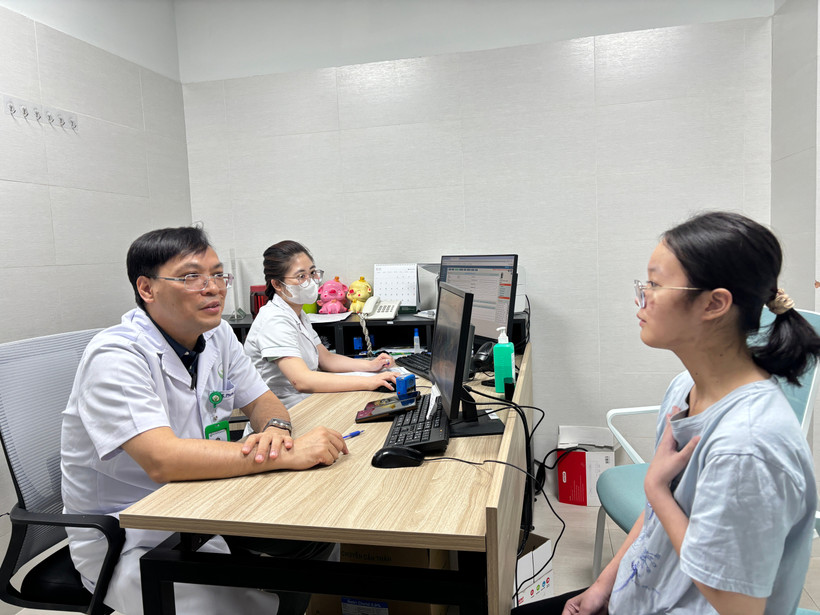 Bệnh nhân khám lại sau 1 tháng xuất viện. (Ảnh: PV/Vietnam+)