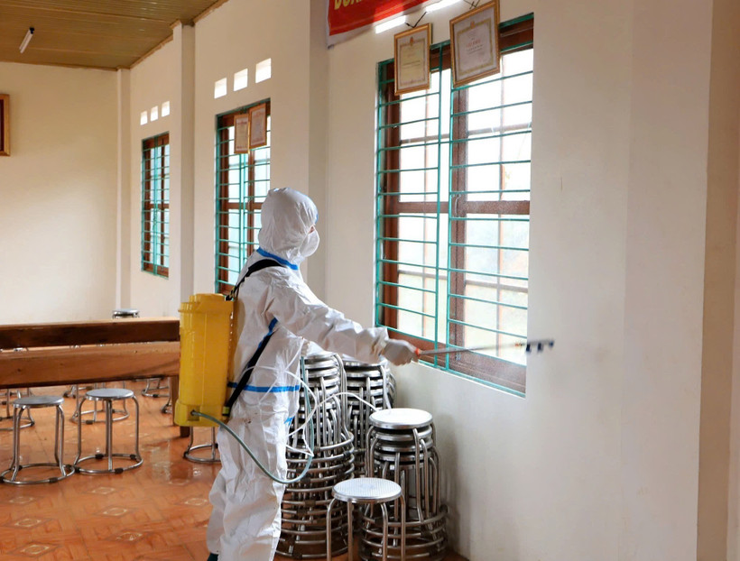 Phun khử khuẩn phòng chống bệnh sởi. (Ảnh: TTXVN/Vietnam+)