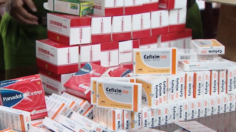 Lực lượng chức năng thu giữ các sản phẩm thuốc giả. (Ảnh: PV/Vietnam+)