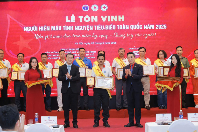 Chương trình Tôn vinh người hiến máu tình nguyện tiêu biểu toàn quốc năm 2025. (Ảnh: Minh Quyết/Vietnam+)