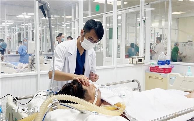 Bác sỹ Bệnh viện Quân y 175, Thành phố Hồ Chí Minh điều trị cho bệnh nhân sốt xuất huyết nặng. (Ảnh: TTXVN/Vietnam+)