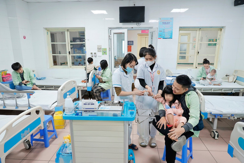 Ngành y tế hướng đến mục tiêu mỗi người dân được khám sức khỏe định kỳ hàng năm. (Ảnh: TTXVN/Vietnam+)