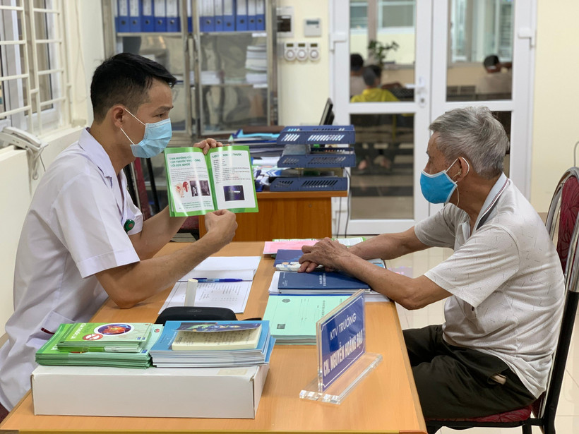 Bác sỹ khám, tư vấn cho người dân về bệnh lao. (Ảnh: PV/Vietnam+)