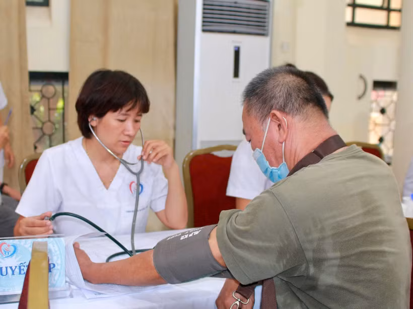 Triển khai khám sức khỏe cho người dân tại Bệnh viện Đống Đa, Hà Nội. (Ảnh: PV/Vietnam+)