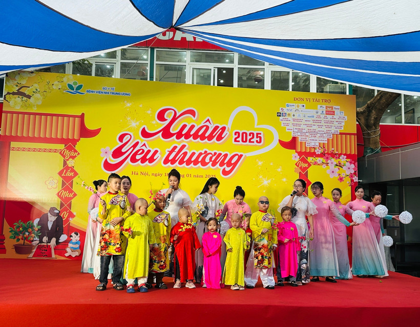 Các bệnh nhi biểu diễn văn nghệ trong chương trình. (Ảnh: T.G/Vietnam+)