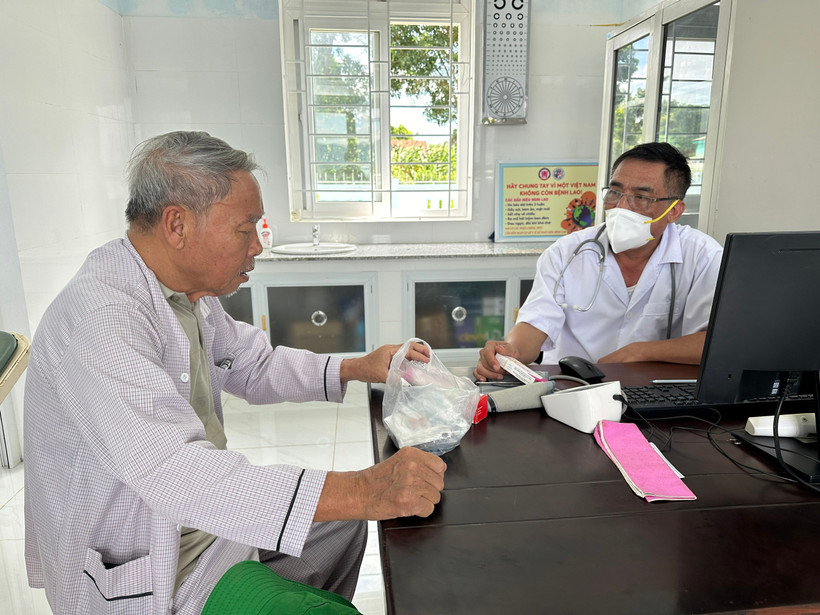 Bác sỹ khám sức khoẻ cho người cao tuổi tại trạm y tế xã. (Ảnh: T.G/Vietnam+)