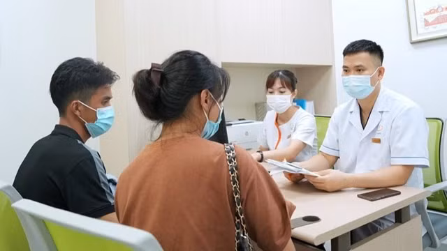Các cặp vợ chồng đến khám vô sinh hiếm muộn. (Ảnh: PV/Vietnam+)