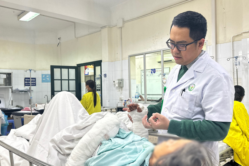 Bác sỹ thăm khám cho bệnh nhân. (Ảnh: PV/Vietnam+)