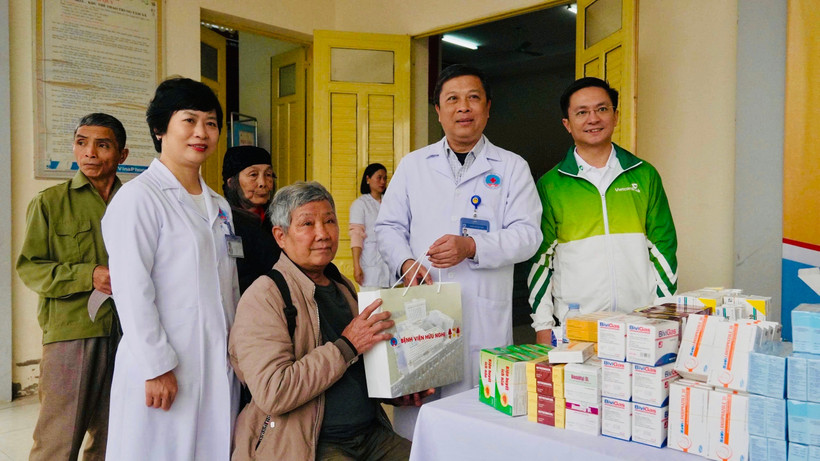 Chương trình khám bệnh, tư vấn sức khỏe và phát thuốc miễn phí cho đồng bào các dân tộc tại xã Chiêm Hóa, tỉnh Tuyên Quang. (Ảnh: PV/Vietnam+)