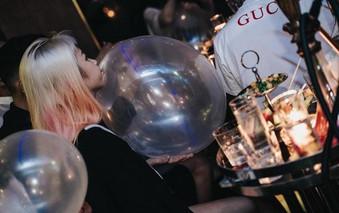 Các loại chất nguy hiểm trẻ thường tiếp cận là cần sa, ketamine… Đặc biệt, một số chế phẩm mới như "cỏ Mỹ", tem giấy, bùa lưỡi, thuốc lá điện tử, bóng cười. (Ảnh: CTV/Vietnam+)