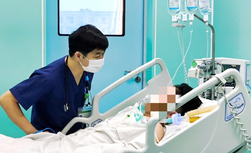 Bác sỹ theo dõi sức khỏe cho bệnh nhân tại Bệnh viện Bệnh Nhiệt đới Trung ương. (Ảnh: PV/Vietnam+)