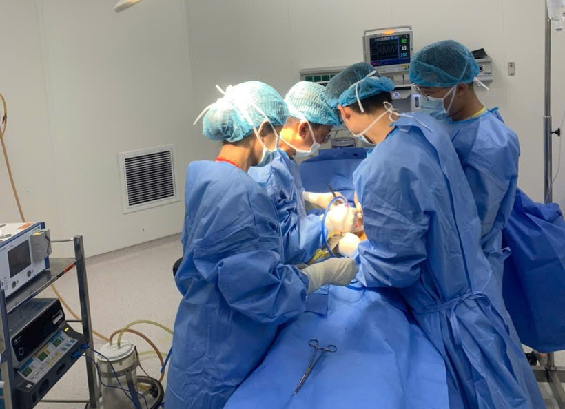 Các bác sỹ thực hiện ca phẫu thuật cho bệnh nhân. (Ảnh: PV/Vietnam+)