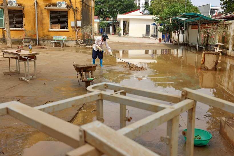 Các địa phương dọn dẹp vệ sinh sau mưa lũ. (Ảnh: Thanh Tùng/TTXVN)