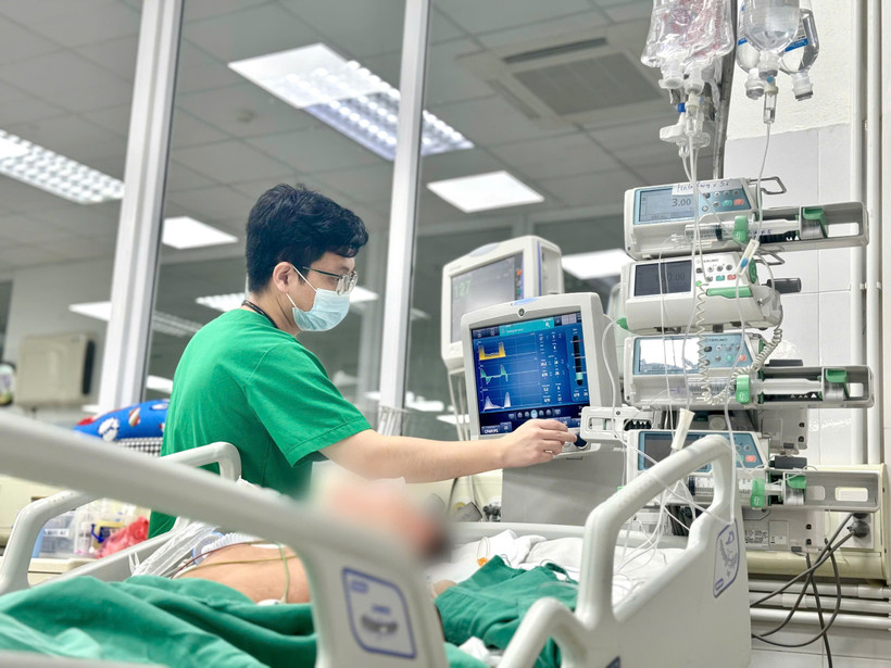 Bác sỹ theo dõi tình trạng cho bệnh nhân viêm não. (Ảnh: PV/Vietnam+)