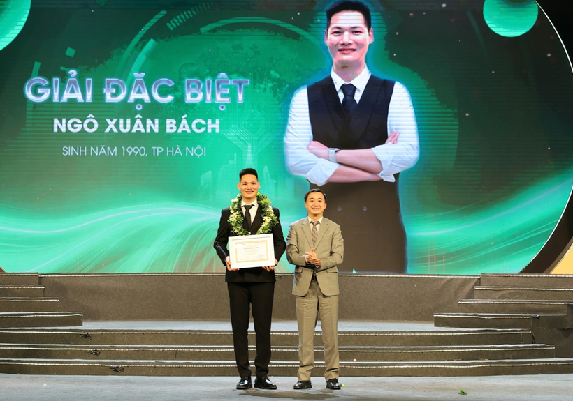 Thứ trưởng Bộ Y tế Trần Văn Thuấn, Trưởng Ban Chỉ đạo Chương trình trao giải đặc biệt cho anh Ngô Xuân Bách đến từ Hà Nội. (Ảnh: PV/Vietnam+)