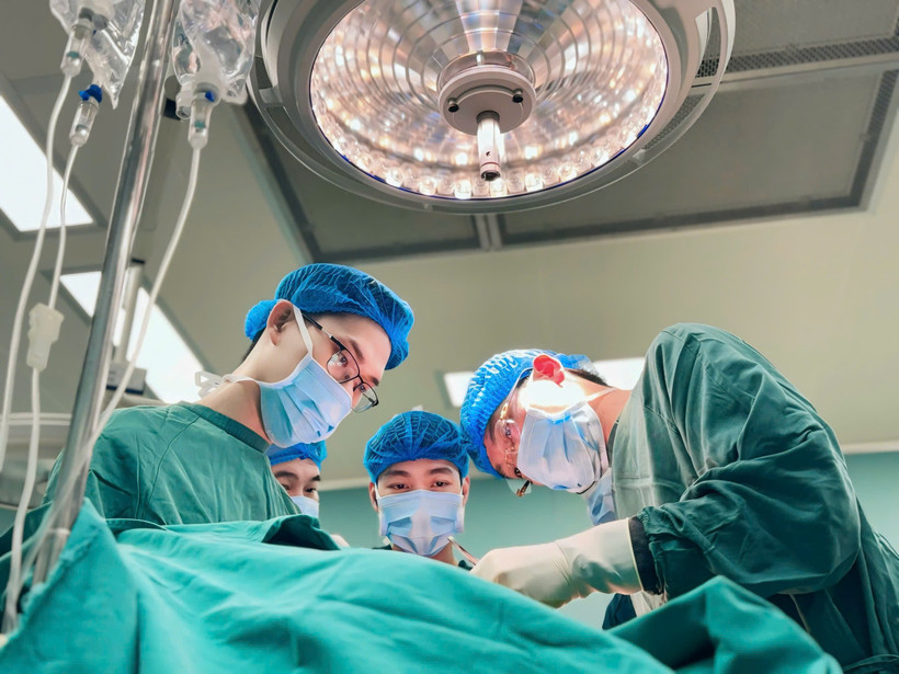 Các bác sỹ thực hiện ca phẫu thuật cho bệnh nhân. (Ảnh: PV/Vietnam+)