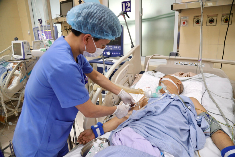 Điều dưỡng Bùi Văn Quyền – Khoa Hồi sức Cấp cứu (Bệnh viện K) tiêm truyền cho bệnh nhân. (Ảnh: PV/Vietnam+)