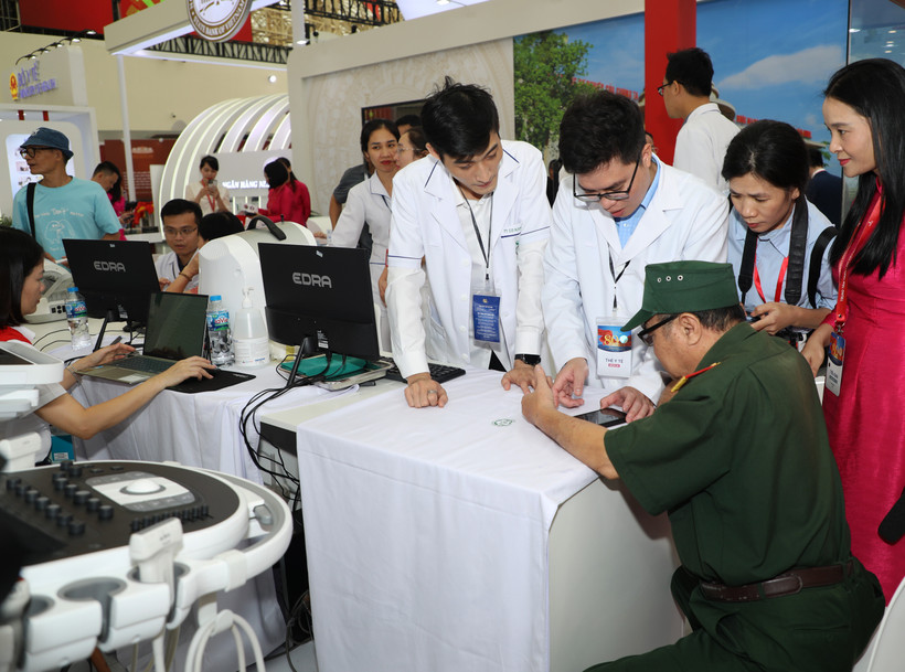 Người dân đã được trải nghiệm dịch vụ y tế hiện đại tại gian trưng bày của Bộ Y tế. (Ảnh: PV/Vietnam+)