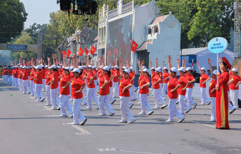 Đoàn Người cao tuổi Thủ đô đồng diễn. (Ảnh: Hoàng Hiếu/TTXVN)