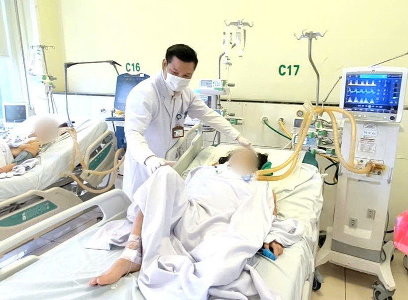 Các bác sỹ theo dõi sức khỏe cho bệnh nhân sau phẫu thuật. (Ảnh: PV/Vietnam+)