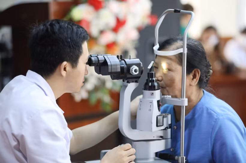 Khám mắt cho người cao tuổi. (Ảnh: TTXVN/Vietnam+)