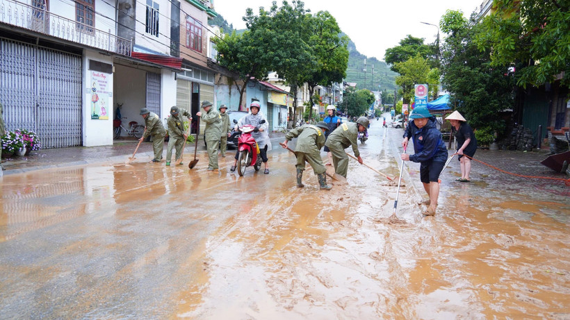 Lực lượng chức năng khắc phục hậu quả mưa lũ. (Ảnh: TTXVN phát)