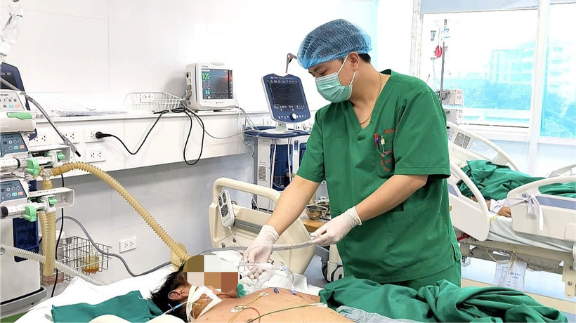 Các bác sỹ theo dõi sức khỏe cho bệnh nhân. (Ảnh: PV/Vietnam+)