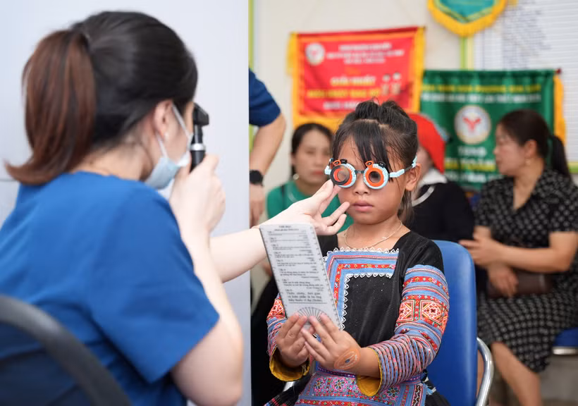Trẻ được khám mắt tại Chương trình. (Ảnh: PV/Vietnam+)