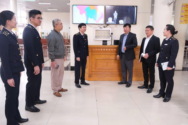 Đoàn công tác trao đổi và chỉ đạo công tác chuyên môn tại cửa khẩu Quốc tế Móng Cái, tỉnh Quảng Ninh. (Ảnh: PV/Vietnam+)